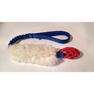 Preťahovadlo s ovčou kožušinou a JW rugby ,,BLUE & RED"